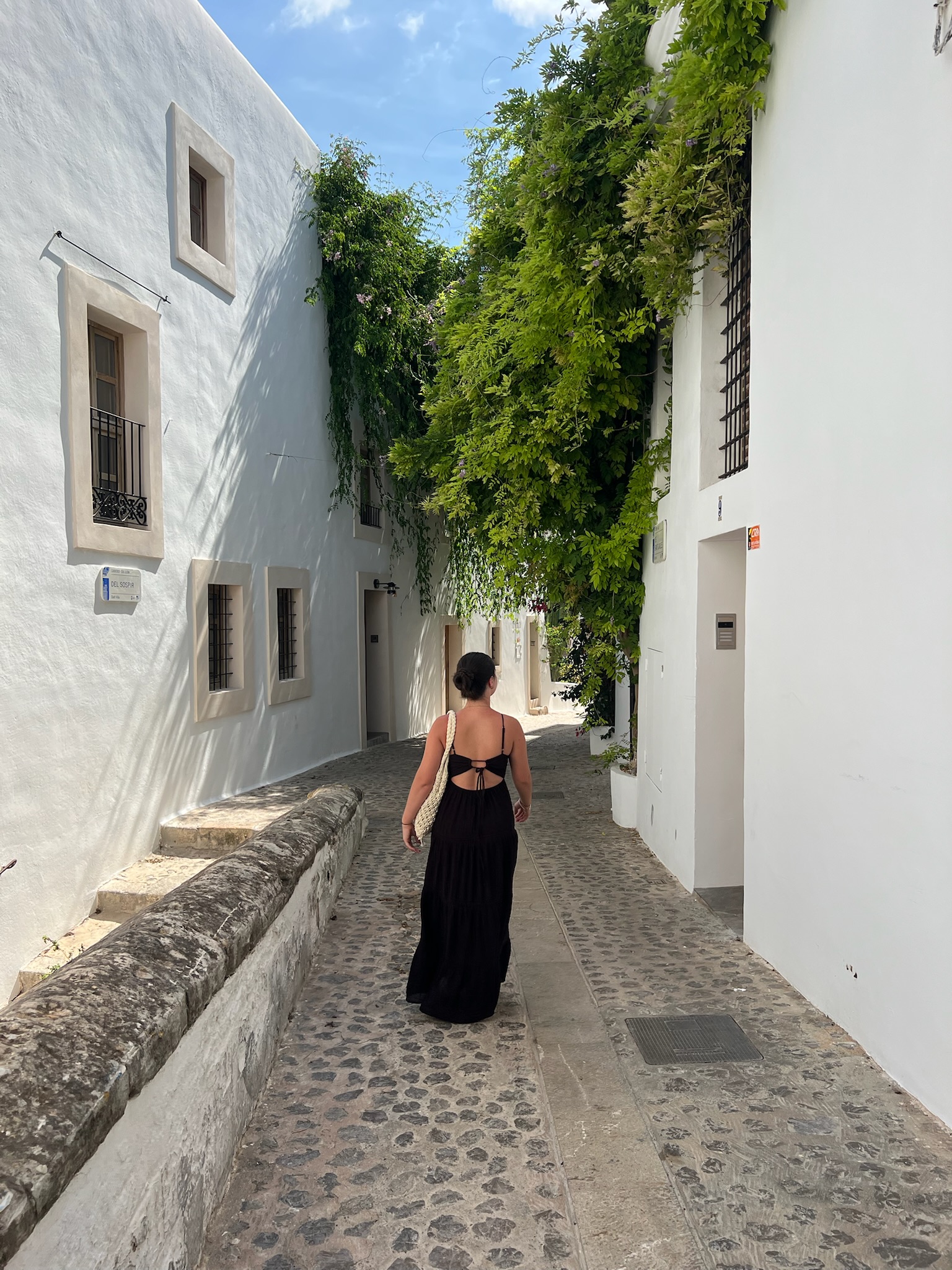 Noa descubriendo una calle entre casas blancas